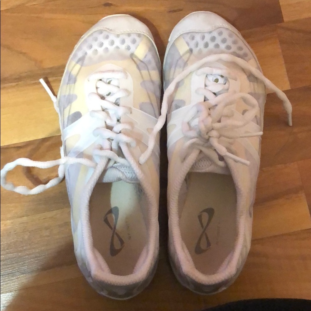 Nfinity Vengeance Size 6 Cheer Shoes